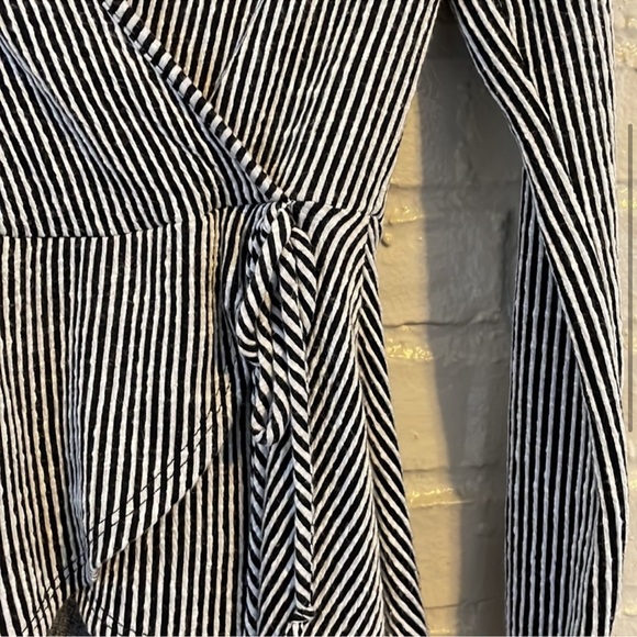 Caution To The Wind Women’s Ribbed Wrap Front Top NO SIZE TAG - Picture 3 of 3